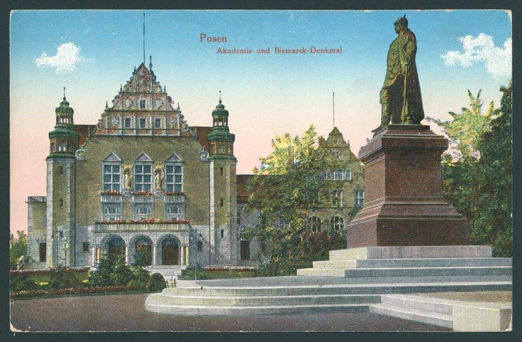 Akademia Królewska oraz pomnik kanclerza Ottona von Bismarcka na pocztówce Posen: Akademie und Bismarck-Denkmal, 1913–1917, licencja PD, Biblioteka Narodowa, źródło: Polona