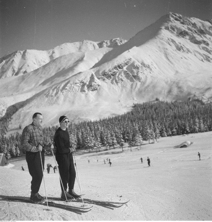 dwóch narciarzy na tle ośnieżonych gór