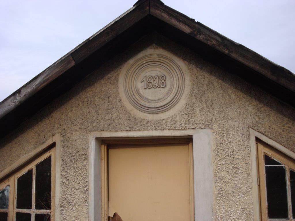 2.	Charzewice, wejście do szklarni z zachowaną datą budowy: 1928, 2009, Muzeum Regionalne w Stalowej Woli, fot. Kazimierz Radwan