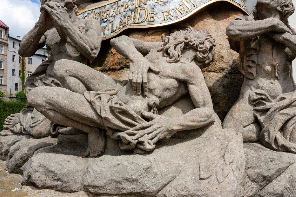 Figura świętego Franciszka Ksawerego na kłodzkiej młynówce, wzniesiona jako ex voto po zarazie 1713 roku, detal z postaciami z widocznymi na ciele objawami dżumy, wierna kopia oryginału z 1714 roku, fot. Karolina Dyjas, licencja cc by 3.0