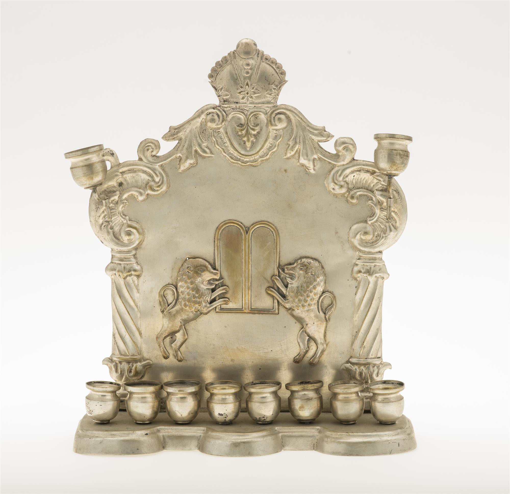 Lampka chanukowa, wykonana z mosiądzu srebrzonego, autor nieznany, XIX wiek, Muzeum-Zamek w Łańcucie, licencja PD,  źródło: Centralna Baza Judaików