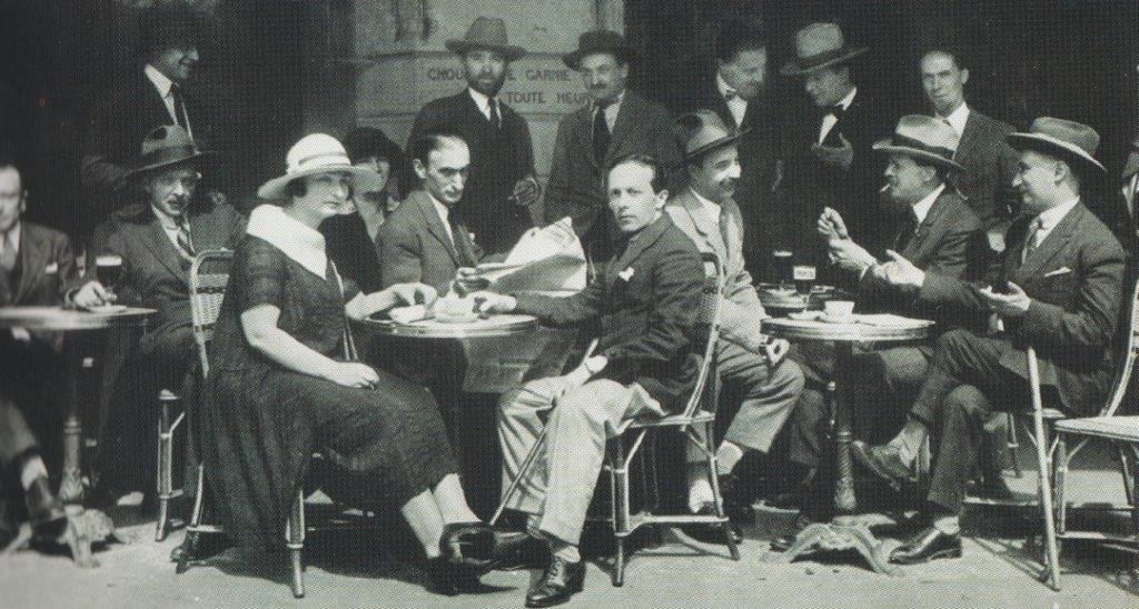 Polscy artyści w kawiarni „La Rotonde” w Paryżu, 1924, pośrodku przy stoliku Eugeniusz Zak z żoną Jadwigą, fot. Tallandier / Rue des Archives