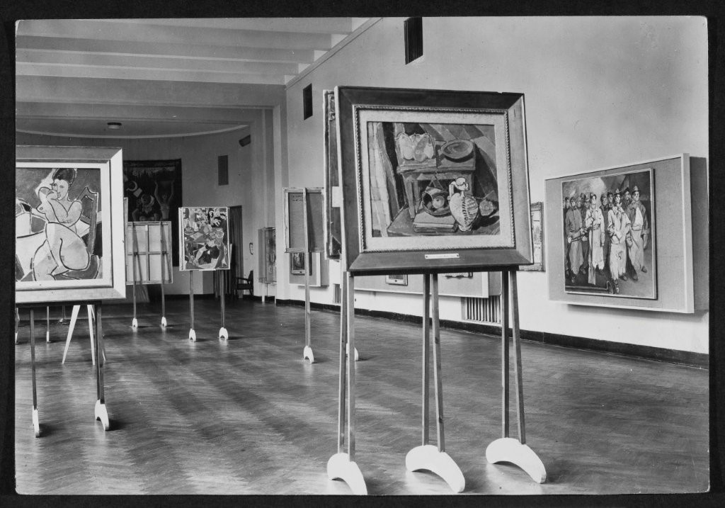 Janina Mierzecka, wystawa Współcześni malarze francuscy oraz ceramika Pabla Picasso ofiarowana przez autora Muzeum Narodowemu w Warszawie (18 XI-23 XII 1948). Fragment ekspozycji malarstwa, 1948, licencja PD, Muzeum Narodowe w Warszawie, źródło: cyfrowe MNW