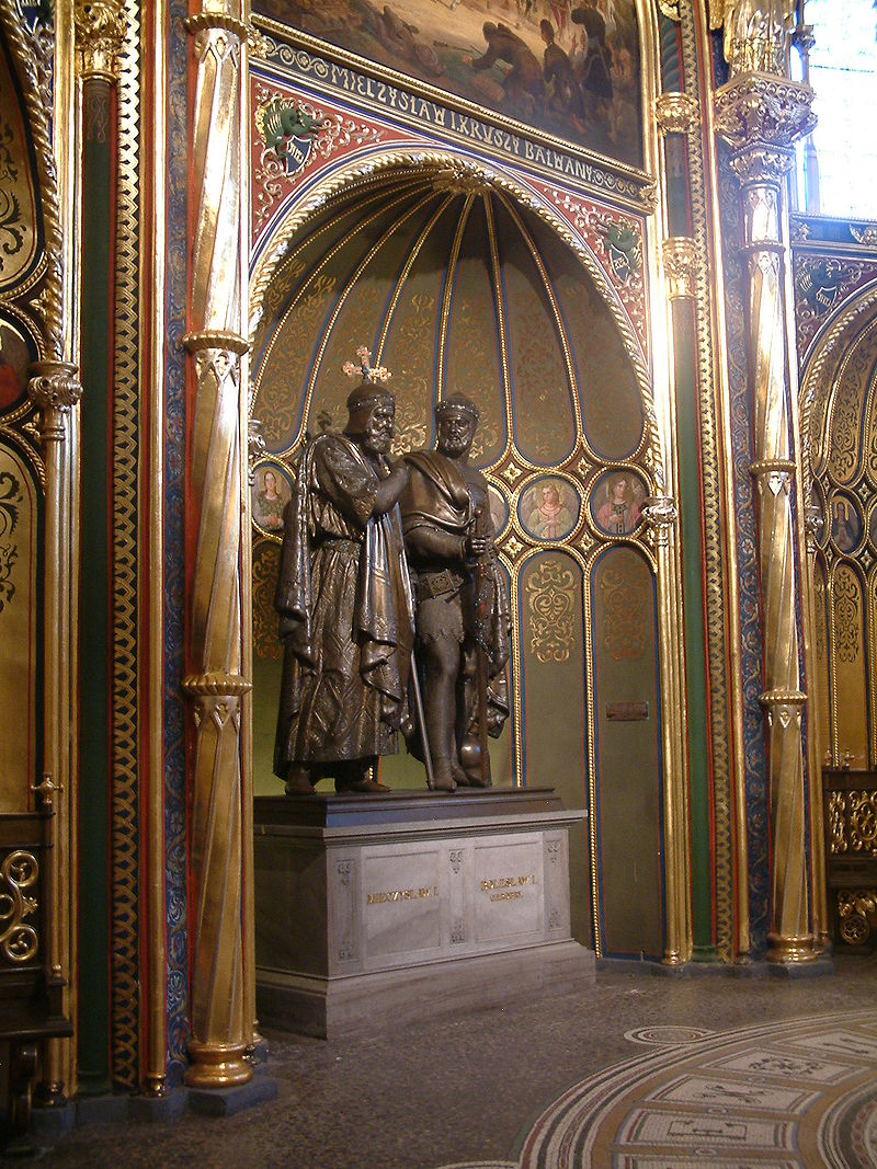 Pomnik Mieszka I i Bolesława Chrobrego w katedrze poznańskiej, fot. Radomił Binek, licencja PD (CC BY-SA 3.0), Wikimedia Commons 